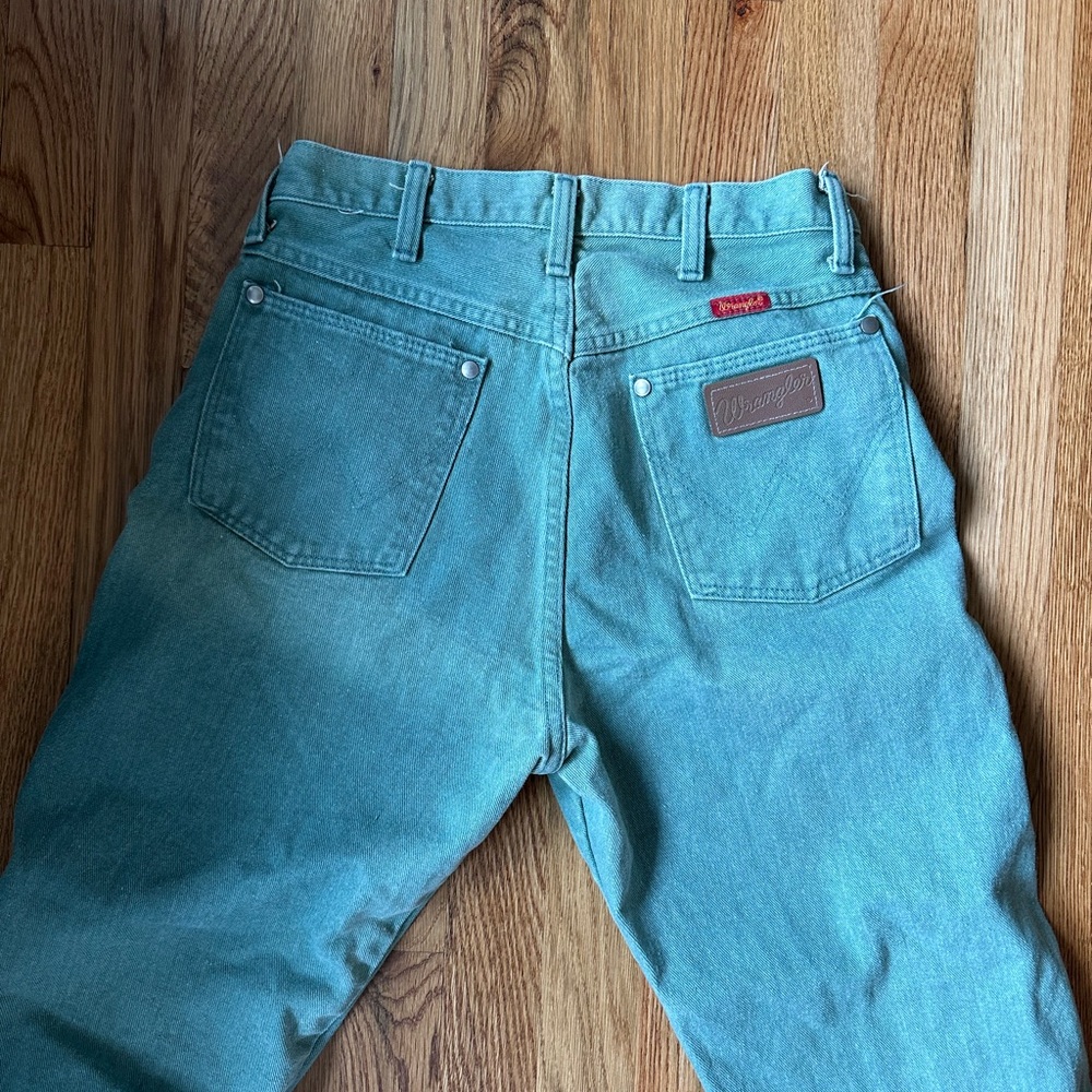 Wrangler vintage jeans in mint green. Size 26/27.